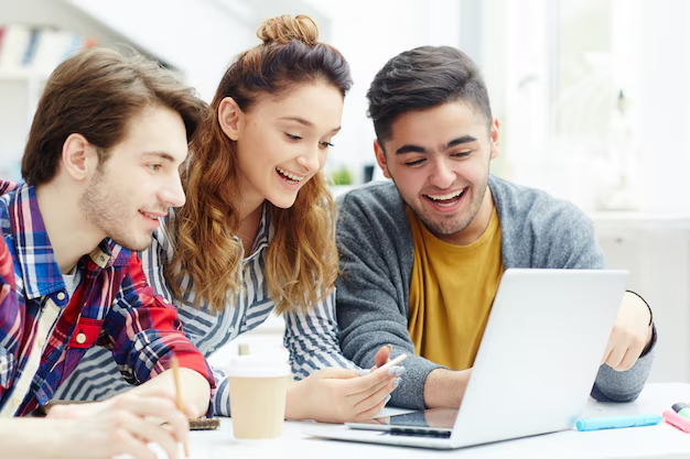 Jóvenes estudiando señales de tránsito